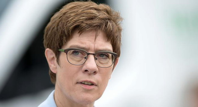 Bà Annegret Kramp-Karrenbauer. (Nguồn: dw.com) Đức và Anh lên án mạnh mẽ vụ tấn công tên lửa của Iran ảnh 1