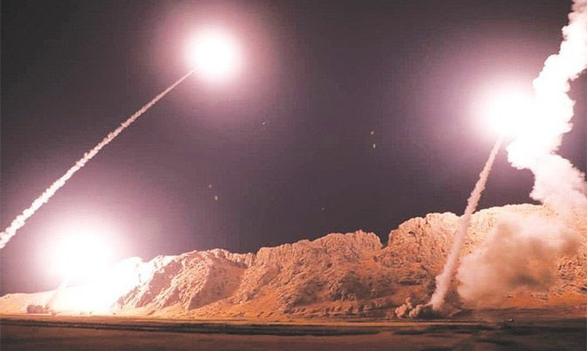 Hình ảnh tên lửa rời bệ phóng do hãng thông tấn Fars News của Iran công bố sáng 8/1. (Ảnh: Fars News) Bộ Quốc phòng Hàn chia sẻ thông tin với Mỹ về vụ tấn công của Iran ảnh 1