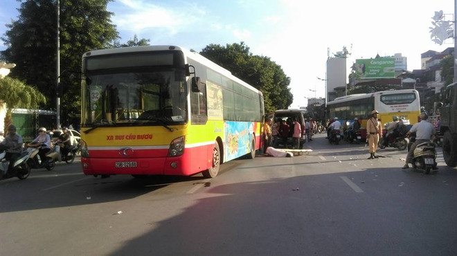 Hà Nội: Va chạm với xe buýt, nam thanh niên tử vong ảnh 1