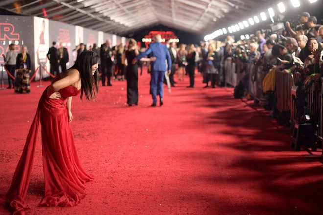 Kelly Marie Tran chọn êkíp Việt để 'gửi vàng' tại lễ ra mắt Star Wars ảnh 2