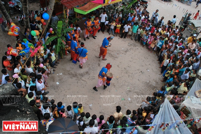 Múa Sadăm trong lễ hội truyền thống của đồng bào Khmer ở huyện Tịnh Biên Cuộc sống ấm no, bình yên và thắm tình người nơi biên giới An Giang ảnh 20