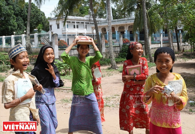 Các em bé dân tộc Chăm sau buổi lễ tại nhà thờ Hồi giáo Châu Phong (huyện Tân Châu) Cuộc sống ấm no, bình yên và thắm tình người nơi biên giới An Giang ảnh 22
