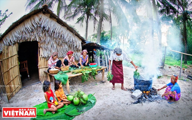Bà con dân tộc Khmer nấu bánh chuẩn bị đón tết cổ truyền Cuộc sống ấm no, bình yên và thắm tình người nơi biên giới An Giang ảnh 15