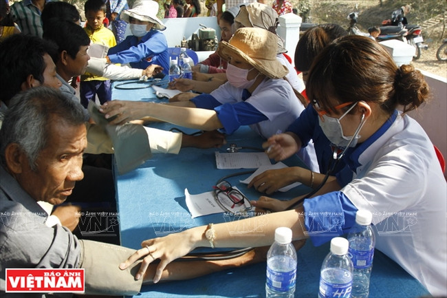 Các bác sỹ Bệnh viện Đa khoa khu vực tỉnh An Giang tổ chức khám bệnh miễn phí cho người dân Campuchia ở huyện biên giới Preychulsa, tỉnh Ta Keo Cuộc sống ấm no, bình yên và thắm tình người nơi biên giới An Giang ảnh 18