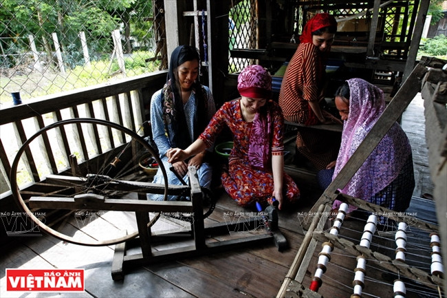 Phụ nữ dân tộc Chăm ở ấp Phum Xoài (xã Châu Phong, huyện Tân Châu) phát triển kinh tế bằng nghề dệt thổ cẩm truyền thống Cuộc sống ấm no, bình yên và thắm tình người nơi biên giới An Giang ảnh 5