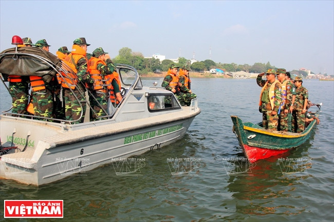 Cán bộ chiến sỹ Đồn biên phòng Cửa khẩu Long Bình (BĐBP An Giang) và lực lượng bảo vệ biên giới Campuchia tham gia tuần tra biên giới song phương (trên sông Hậu, đoạn qua thị trấn Long Bình và xã Khánh An, huyện An Phú) Cuộc sống ấm no, bình yên và thắm tình người nơi biên giới An Giang ảnh 4