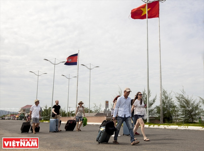 Khách du lịch từ Campuchia sang Việt Nam qua Cửa khẩu Quốc tế Tịnh Biên, An Giang Cuộc sống ấm no, bình yên và thắm tình người nơi biên giới An Giang ảnh 2