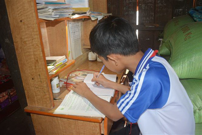 Nhờ tình yêu thương của anh chị và sự dang tay của cộng đồng, em Y.Đ.R (sinh năm 2007, ở huyện Cư M’Gar) bị nhiễm HIV do lây truyền từ mẹ đã được đến trường đi học. (Ảnh: Hoài Thu/TTXVN) Đắk Lắk quan tâm chăm sóc, bảo vệ trẻ bị ảnh hưởng bởi HIV/AIDS ảnh 3