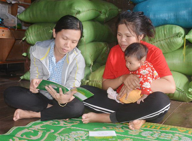 Cán bộ ngành Lao động-Thương binh và Xã hội tỉnh Đắk Lắk tuyên truyền giúp nhân dân nâng cao nhận thức và quan tâm, chăm sóc, bảo vệ trẻ bị HIV/AIDS. (Ảnh: Hoài Thu/TTXVN) Đắk Lắk quan tâm chăm sóc, bảo vệ trẻ bị ảnh hưởng bởi HIV/AIDS ảnh 5