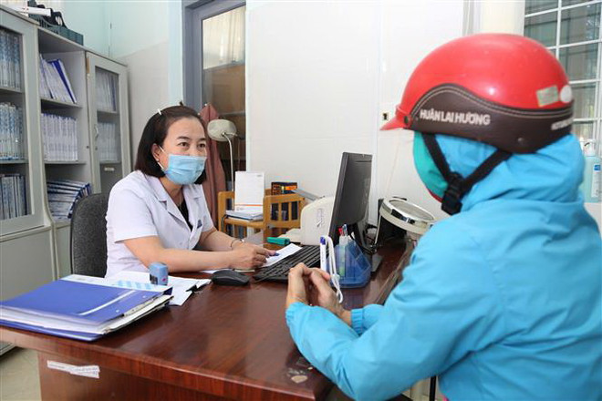 Phụ nữ mang thai được tư vấn trước xét nghiệm. (Ảnh: TTXVN phát) Đắk Lắk quan tâm chăm sóc, bảo vệ trẻ bị ảnh hưởng bởi HIV/AIDS ảnh 4