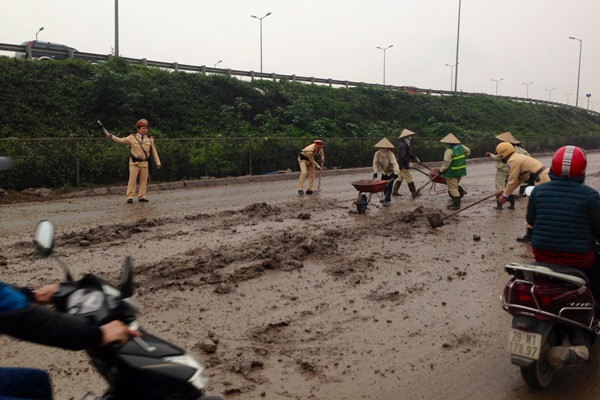 Cảm động với hình ảnh CSGT tham gia dọn đường ảnh 1