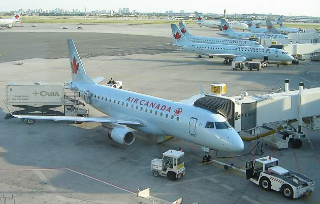 Máy bay Canada hạ cánh khẩn, nhiều người bị thương vì hoảng loạn ảnh 1