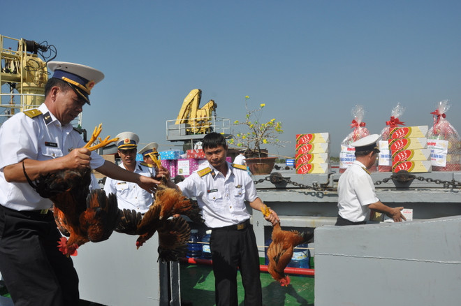 Những chuyến đi nghĩa tình mang Tết đến thềm lục địa phía Nam ảnh 2