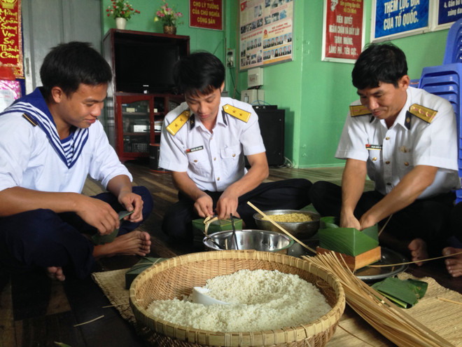 Bài 4: Đón Tết trên "nhà thép" được dựng giữa biển ảnh 3