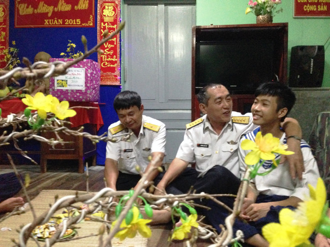 Bài 4: Đón Tết trên "nhà thép" được dựng giữa biển ảnh 4