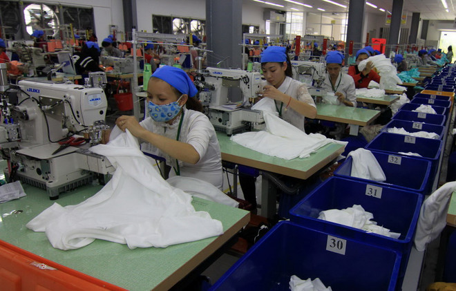 Sản xuất hàng may mặc xuất khẩu. (Ảnh: Vũ Sinh/TTXVN) Hợp tác thương mại đầu tư Việt Nam-Chile còn nhiều rào cản ảnh 1