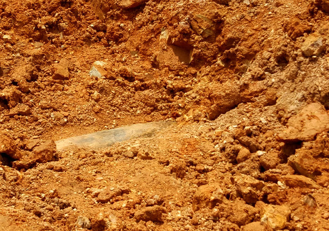 Thanh Hóa: Phát hiện quả bom dài hơn 1m có thể phát nổ bất cứ lúc nào ảnh 1