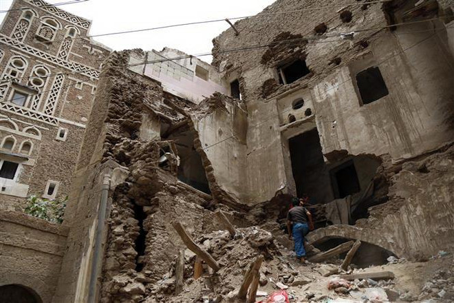 Cảnh đổ nát sau các cuộc không kích tại Yemen. (Ảnh: THX/TTXVN) Yemen: Liên quân Arab tăng cường oanh kích các mục tiêu của Houthi ảnh 1
