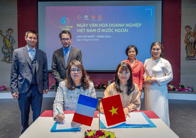 Công ty Cổ phần NPD Việt Nam và Công ty ACEM (Pháp) đã ký kết biên bản ghi nhớ để cùng phát triển xuất khẩu mặt hàng gia vị, trà thực dưỡng phù hợp với trào lưu thực phẩm xanh giảm khí thải carbon vừa được Pháp khởi xướng. (Ảnh: Nguyễn Thu Hà/TTXVN) ttxvn-van hoa doanh nghiep6.jpg