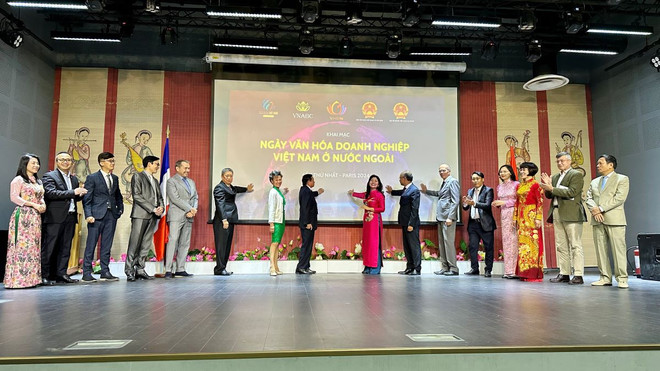 Khách mời và diễn giả ấn nút khai mạc kiện “Ngày văn hóa doanh nghiệp Việt Nam ở nước ngoài lần thứ 1 - Paris 2024”. (Ảnh: Nguyễn Thu Hà/TTXVN) ttxvn-van hoa doanh nghiep4.jpg