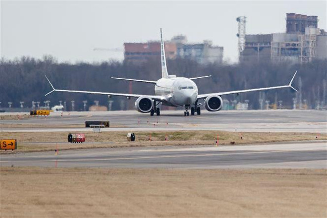 Máy bay Boeing 737 Max 8 của Hãng hàng không American Airlines hạ cánh xuống sân bay quốc gia Reagan, Mỹ, ngày 13/3/2019. (Ảnh: THX/TTXVN) Sự cố máy bay Boeing 737 MAX: FAA chưa nhận được bản vá lỗi phần mềm ảnh 1