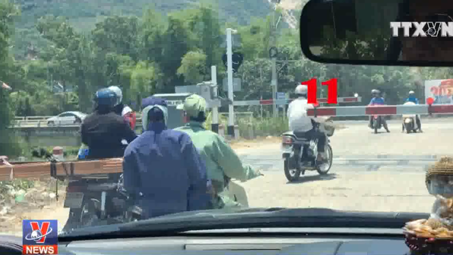 [Video] Xe máy vô tư vượt barie dù có đèn cảnh báo xe lửa sắp tới ảnh 1