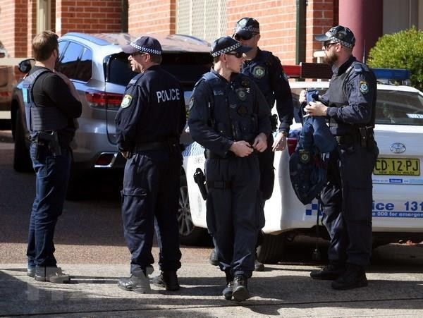 Cảnh sát Australia. (Nguồn: AFP/TTXVN) Cảnh sát Australia bắt giữ đối tượng mang dụng cụ chế tạo bom ảnh 1
