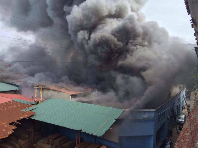 Hà Nội: Cháy lớn gây ùn tắc nghiêm trọng trên đường Trường Chinh ảnh 1