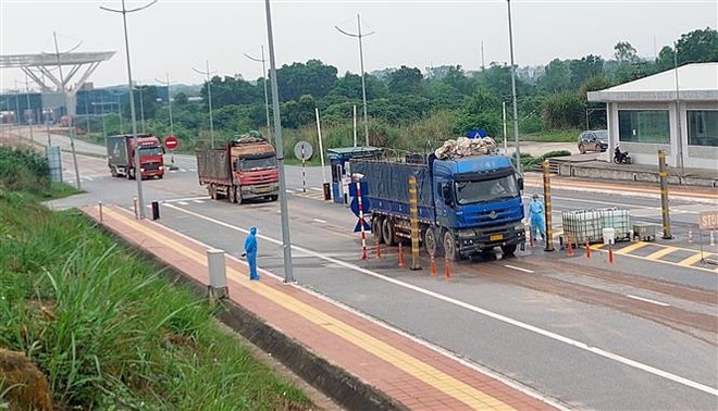 Thông quan trở lại cửa khẩu quốc tế Móng Cái sau 2 tháng tạm dừng ảnh 1
