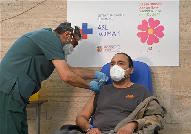 Nhân viên y tế tiêm vaccine ngừa COVID-19 cho người dân tại Rome, Italy. (Ảnh: THX/TTXVN) Vaccine có tác dụng với biến thể Delta mới được phát hiện tại Italy ảnh 1