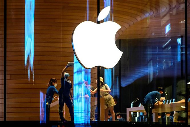 Biểu tượng Apple tại một cửa hàng của hãng. (Ảnh: AFP/TTXVN) Một số nhà cung cấp của Apple, Tesla tạm ngừng sản xuất tại Trung Quốc ảnh 1