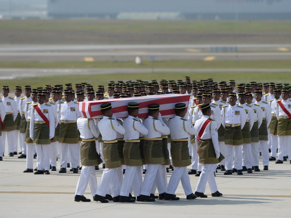 Thêm thi thể của tám nạn nhân MH17 sẽ về Malaysia ngày 2/9 ảnh 1