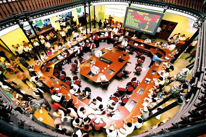 Một phiên đấu giá tại Sở Giao dịch chứng khoán Hà Nội. (Ảnh: Phạm Hậu/TTXVN) Dự Luật Chứng khoán sửa đổi: Bảo vệ quyền, lợi ích của nhà đầu tư ảnh 2