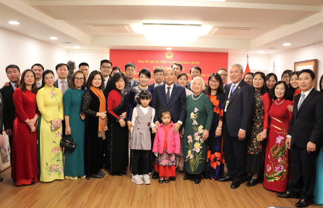 Thủ tướng Nguyễn Xuân Phúc và Phu nhân chụp ảnh lưu niệm với cán bộ, nhân viên Đại sứ quán. (Ảnh: Hữu Tuyên/TTXVN) Thủ tướng Nguyễn Xuân Phúc đến thăm Đại sứ quán Việt Nam tại Hàn Quốc ảnh 3