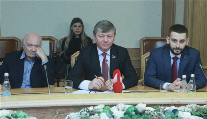 Ông Dmitry Georievich Novikov (giữa) Phó Chủ tịch Đảng Cộng sản Liên bang Nga, Phó Chủ nhiệm Ủy ban đối ngoại Duma Quốc gia (Hạ viện) Nga phát biểu. (Ảnh: Trần Hiếu/TTXVN) Tăng quan hệ hữu nghị truyền thống tốt đẹp với Đảng Cộng sản Nga ảnh 2