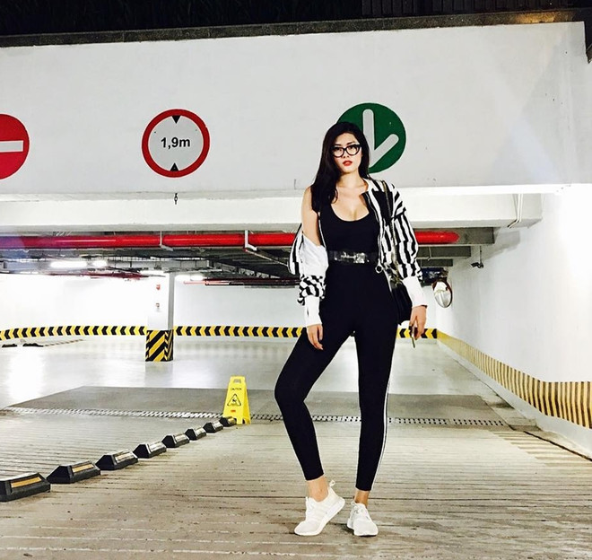 Mỹ nhân Việt trổ tài phối đồ với túi hiệu, khoe street style sành điệu ảnh 10