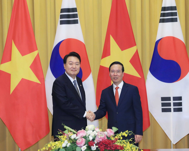 Chủ tịch nước Võ Văn Thưởng và Tổng thống Hàn Quốc Yoon Suk Yeol tại lễ đón. (Ảnh: Thống Nhất/TTXVN) Việt Nam-Hàn Quốc trao đổi 17 văn kiện hợp tác trên các lĩnh vực ảnh 1