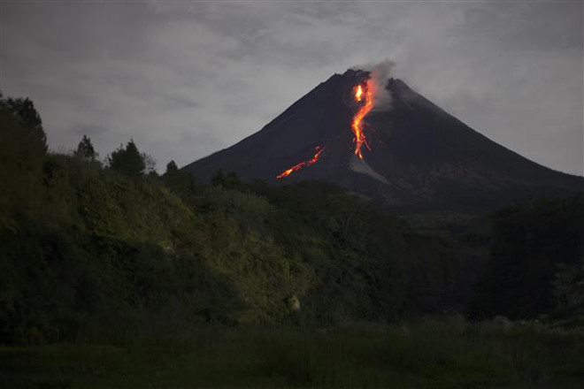 Indonesia: Núi lửa Anak Krakatoa phun trào, cột tro bụi cao 2,5km ảnh 1