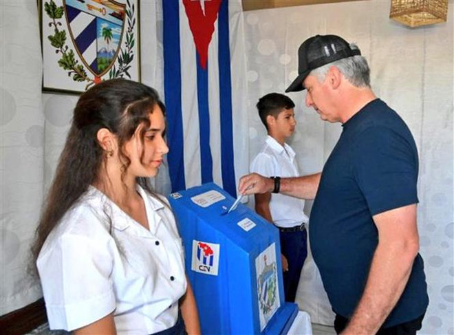 Chủ tịch Cuba Miguel Diaz-Canel bỏ phiếu trong cuộc bầu cử Quốc hội khóa X tại Santa Clara ngày 26/3. (Ảnh: AFP/TTXVN) Chủ tịch Cuba: Kết quả bầu cử Quốc hội là “chiến thắng của Cách mạng” ảnh 1