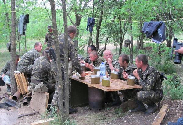 Bị vây chặt ở Lugansk, lính Ukraine cạn lương xin ra hàng ảnh 1