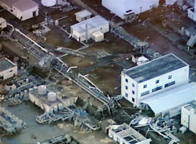 Nhà máy điện hạt nhân Fukushima của công ty điện lực TEPCO bị phá hủy sau thảm họa động đất và sóng thần ngày 11/3/2011. (Ảnh: AFP/TTXVN) Nhật Bản: Giữ nguyên phán quyết trắng án với cựu lãnh đạo TEPCO ảnh 1