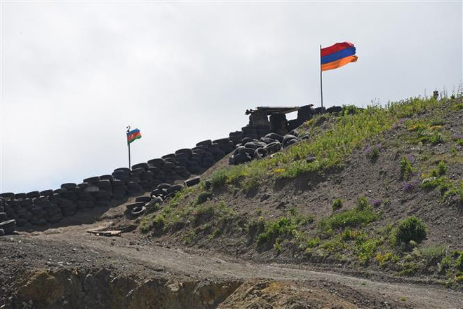 Quốc kỳ Azerbaijan và Armenia tại trạm kiểm soát ở khu vực biên giới giữa hai nước, ngày 18/6/2021. (Ảnh: AFP/TTXVN) Nga sẵn sàng triển khai quân tới biên giới Armenia-Azerbaijan ảnh 1