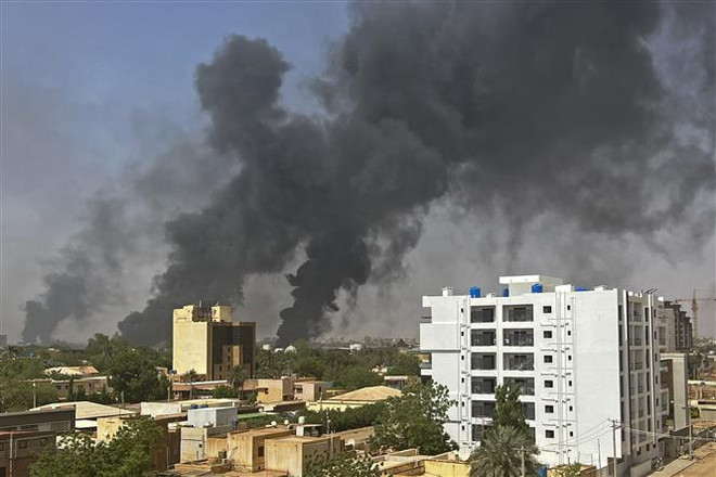 Khói bốc lên sau giao tranh giữa quân đội Sudan và Lực lượng hỗ trợ nhanh (RSF) ở thủ đô Khartoum ngày 16/4. (Ảnh: AFP/TTXVN) Sudan: Các cuộc không kích và pháo kích đã gia tăng đáng kể ảnh 1