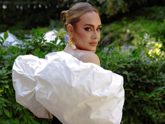 "Họa mi nước Anh" Adele và tình yêu vĩnh cửu cho sắc đen cổ điển ảnh 1