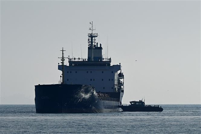 Tàu chở ngũ cốc của Ukraine được kiểm tra tại lối vào Eo biển Bosphorus ở Istanbul, Thổ Nhĩ Kỳ ngày 31/10/2022. (Ảnh: AFP/TTXVN) Quan chức Liên hợp quốc kêu gọi gia hạn sáng kiến ngũ cốc Biển Đen ảnh 1