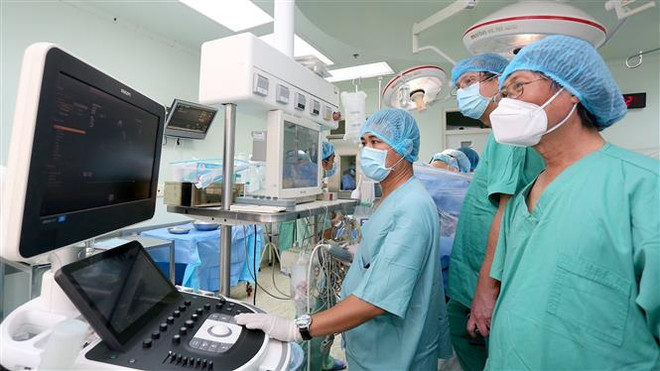 Khen thưởng êkíp thực hiện ca ghép tim xuyên Việt của Bệnh viện TW Huế ảnh 1