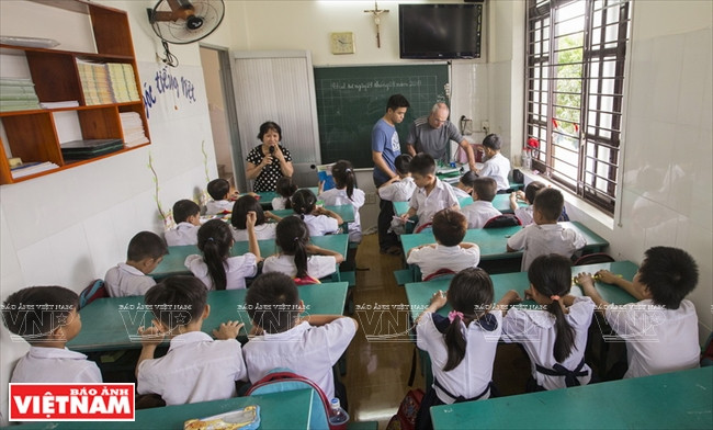 Thầy Rick dạy tiếng Anh cho trẻ em nghèo Thành phố Hồ Chí Minh ảnh 3