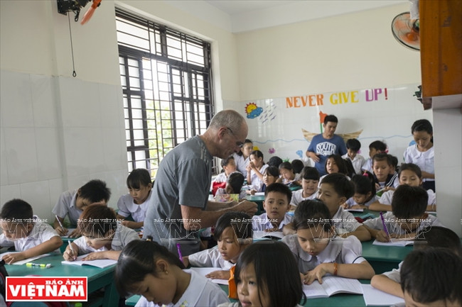 Thầy Rick dạy tiếng Anh cho trẻ em nghèo Thành phố Hồ Chí Minh ảnh 5