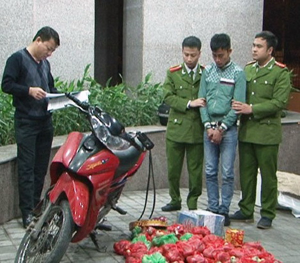 Công an Quảng Ninh bắt đối tượng vận chuyển 40kg pháo lậu ảnh 1