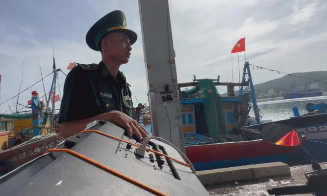 Các chiến sỹ biên phòng cùng với xe gắn máy và chiếc loa kéo mini di chuyển khắp các cảng cá, bến bãi, khu dân cư để tuyên truyền pháp luật. (Ảnh: TTXVN phát) ttxvn-khai thac iuu2.jpg